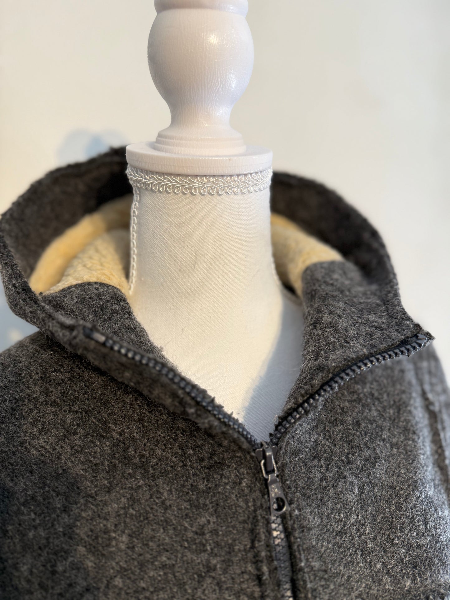 Giacca in lana grigia con cappuccio